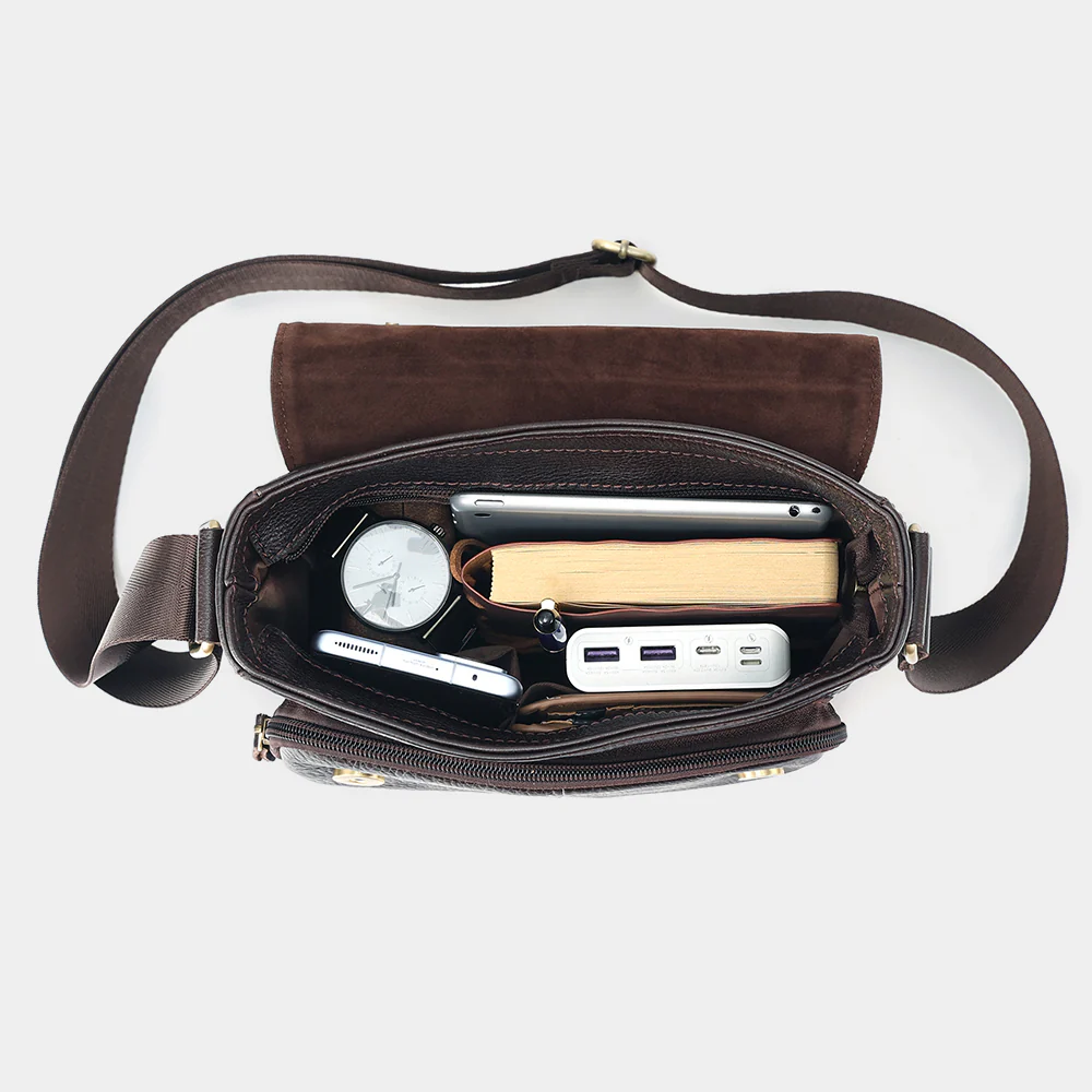 The Calimero open, showing tablet, notebook and power bank inside