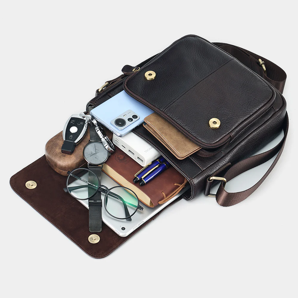 The Calimero packed with phone, wallet, glasses and keys